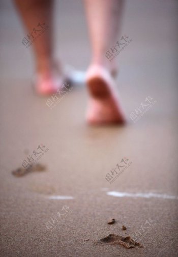海边脚印图片