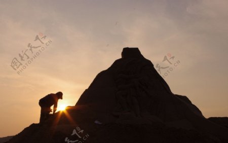 夕阳下的沙雕工人图片