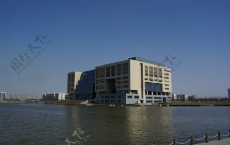上海海事大学图书馆背面摄影图片