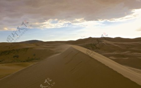 沙漠里的风和沙丘图片