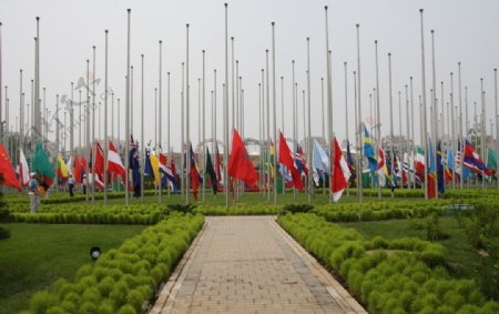 奥运村开村前万国旗待升起图片