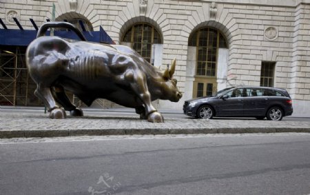 铜牛雕塑和奔驰商务车图片