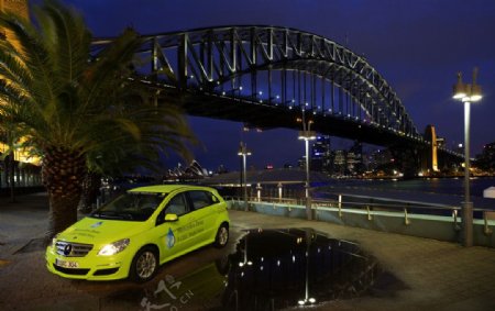 夜景大桥下的奔驰车图片