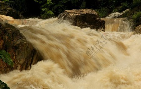急流瀑布奔腾河水图片