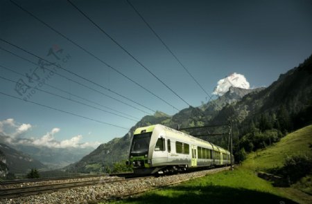 在山区中行驶的火车图片