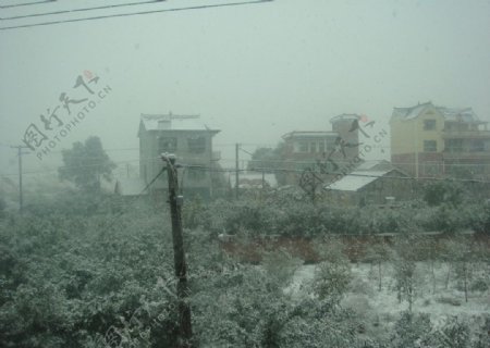 小乡村雪景图片