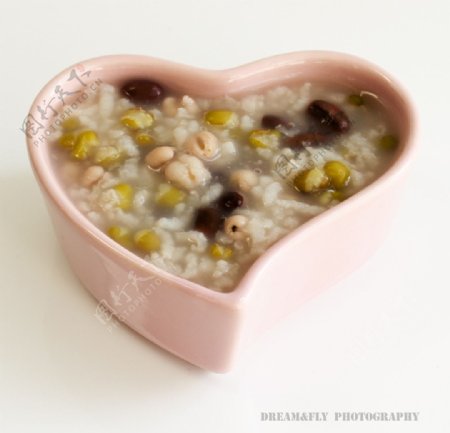 红小豆绿豆薏米粥心形图片