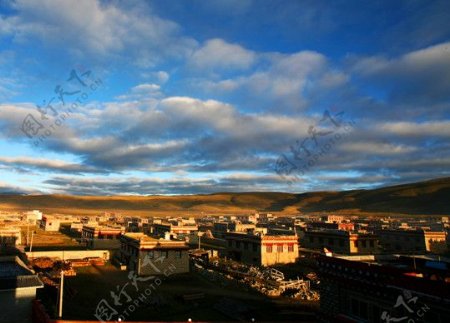 西藏晨曦小镇图片