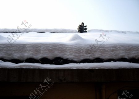 厚厚的积雪铺盖在屋顶上图片