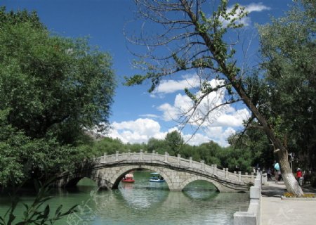 西藏布达拉宫公园拱桥图片