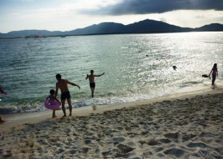 带小孩到海南三亚沙滩上游玩图片