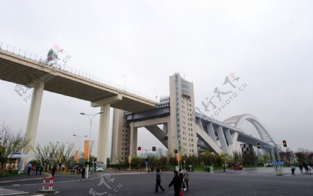 上海世博会连接世博园的卢浦大桥图片