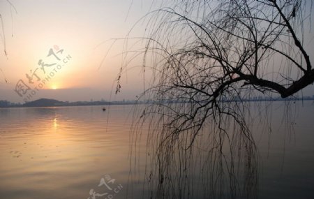 青山湖风光日出图片