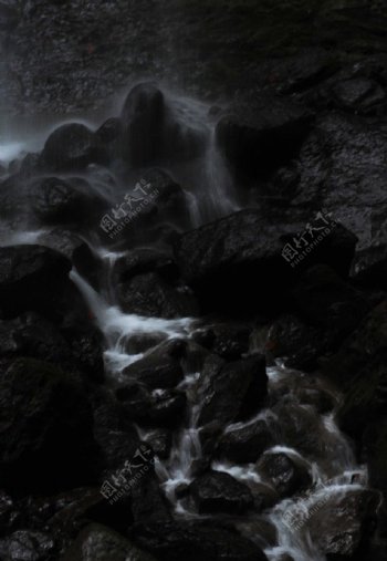 重庆龙水峡喀斯特峡谷地缝景区溪水图片