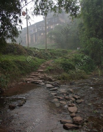 泸州福宝古镇小溪旁的吊脚楼图片