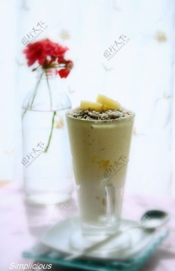 冰咖啡冷饮花餐具勺子花瓶图片