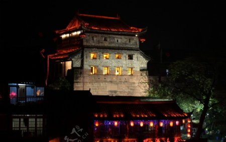 凤凰江边小楼夜景图片
