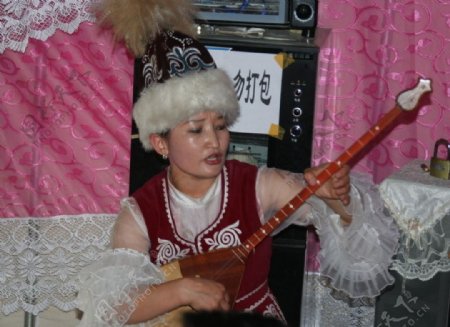 拉胡琴的新疆姑娘图片