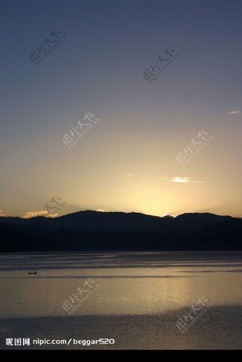 泸沽湖日出之二图片