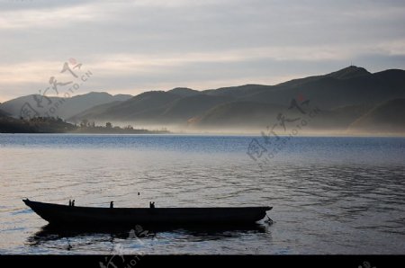 泸沽湖船静水动图图片