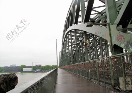 莱茵河的铁路桥图片