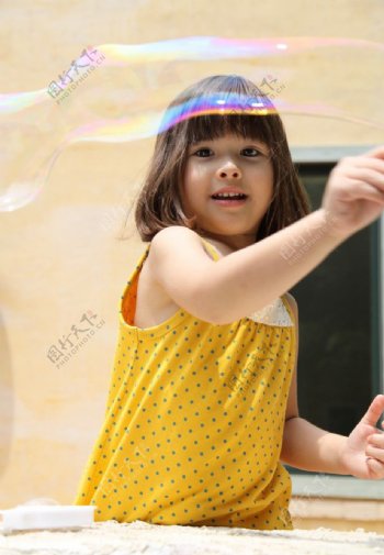 玩水泡的外国小女孩图片