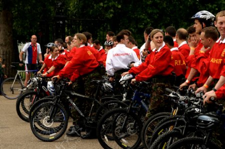 英国伦敦全动的自行车队图片