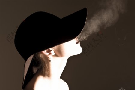 抽烟的美女图片