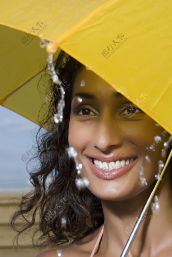 雨伞下的微笑优雅贵妇图片