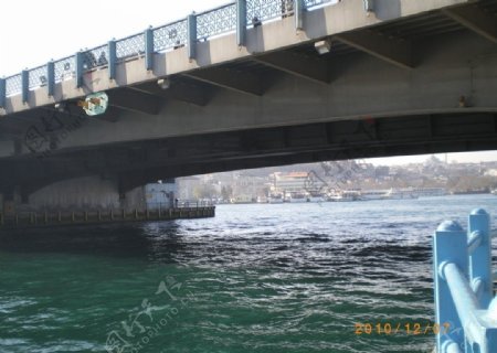 桥下海水图片