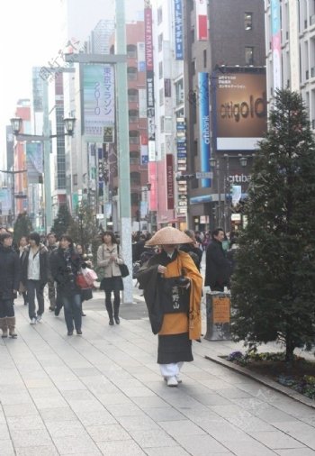 日本银座商业街僧人图片