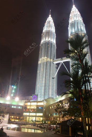 马来西亚双子塔广场夜景图片
