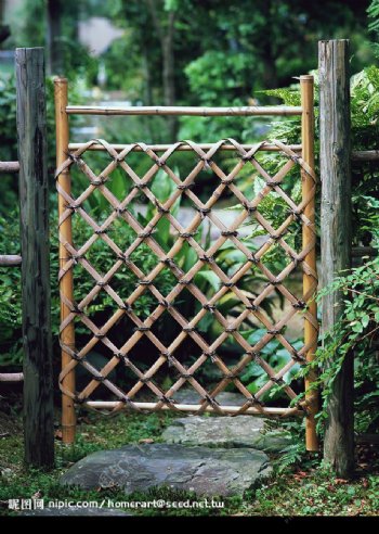 庭園中的竹籬图片