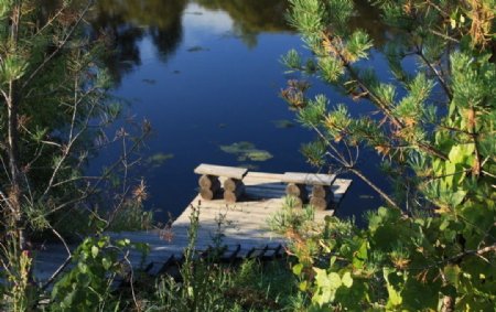 河边木椅图片