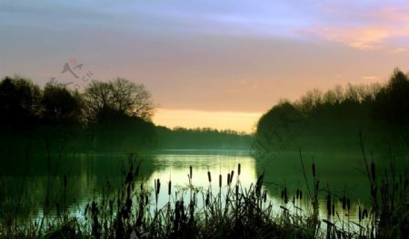 黄昏的湖光水色图片
