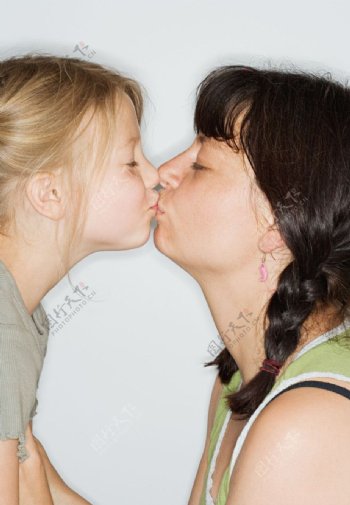 亲吻的母女图片