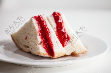 草莓夹心面包图片