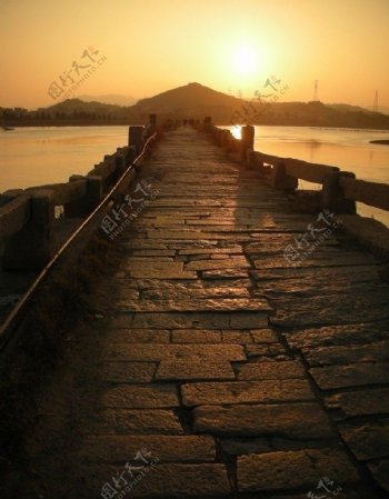 夕阳下的古石桥图片