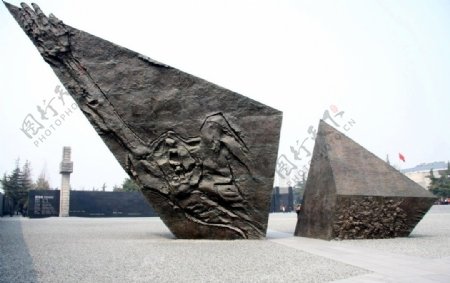 大屠杀纪念馆广场雕塑图片