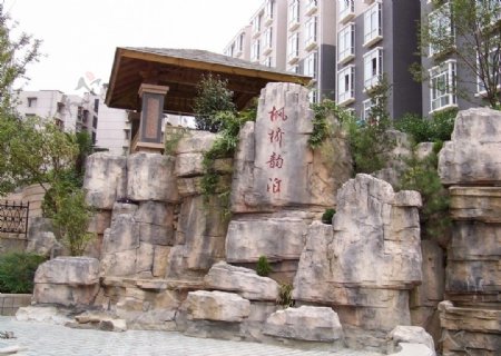 园中小景的喷水石雕群图片