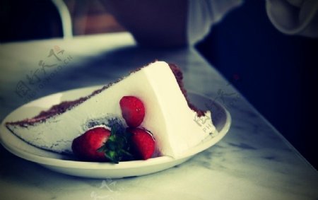 草莓奶油巧克力芯蛋糕图片