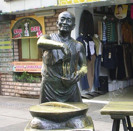 武汉步行街艺术雕塑热干面图片