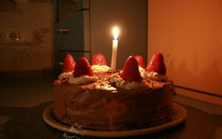 巧克力草莓生日蛋糕图片