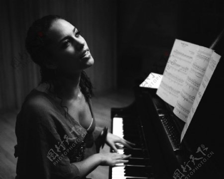 弹钢琴的女生图片