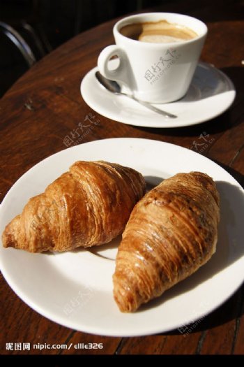 牛角包咖啡面包早餐桌子图片