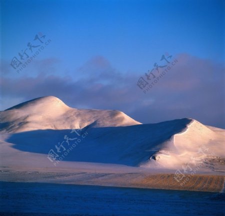 斜阳雪山图片