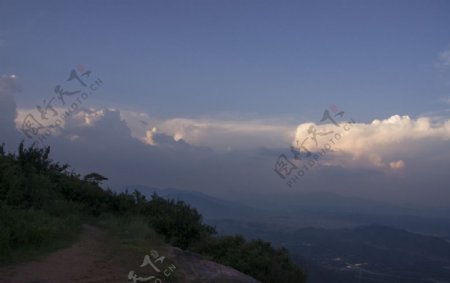 南台山傍晚顶峰道路云图片