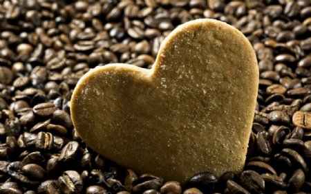 咖啡豆和爱心糕点图片