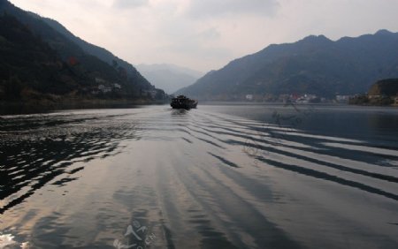 富春江上图片