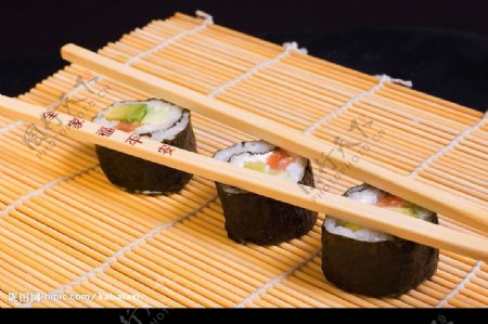 鱼子寿司图片